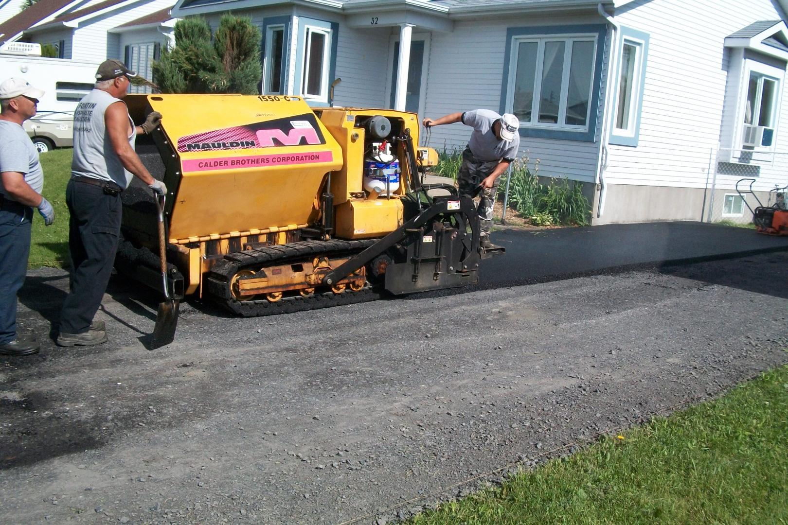 Pose d'asphalte dans une entrée de stationnement résidentielle
